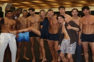 电竞世界杯-佩莱两眼一黑瓦尔加晒后台照，与10个肌肉男模亲密合影