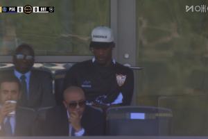 ewc-镜头给到看台，NBA球星吉米-巴特勒现身观战巴黎