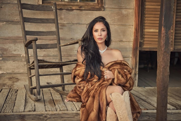 ewc-瓦妮莎晒照：闺蜜们鼓励我多拍照！甜瓜前妻拉拉：闺蜜就是指我啦