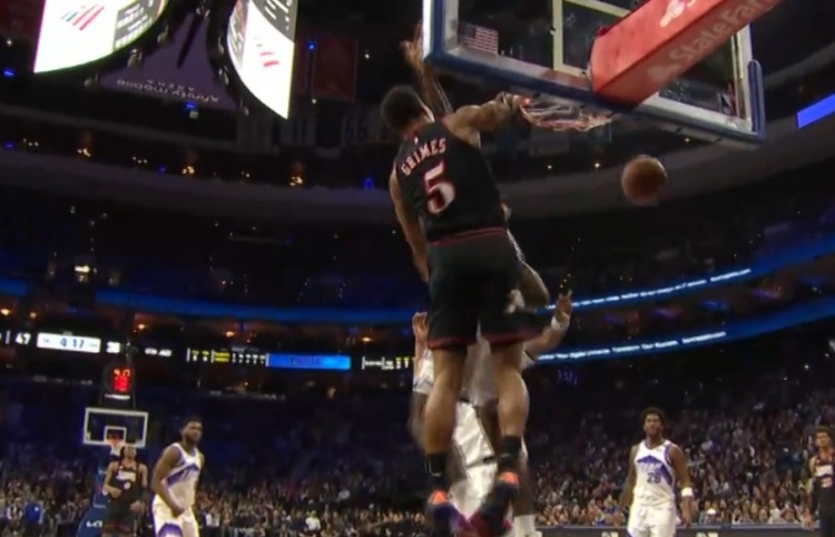 电竞世界杯-生猛！格莱姆斯弧顶小拜佛过人腾空暴起 凶残单臂隔扣希布韦